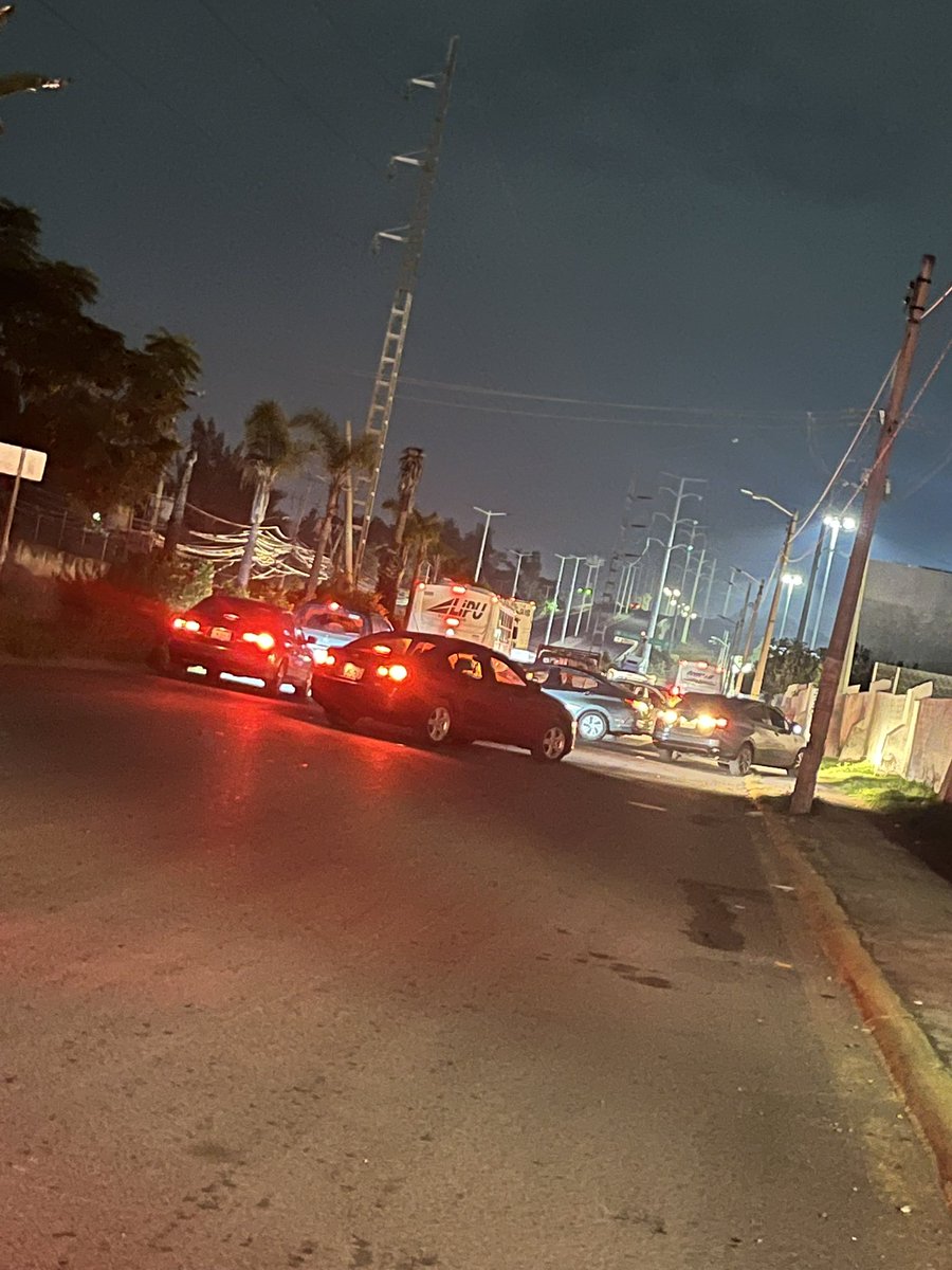 AmarcoContreras's tweet photo. @Trafico_ZMG afuera del parque industrial Guadalajara un camión tiró los cables de luz y no hay paso. https://t.co/uhONc8kPdR