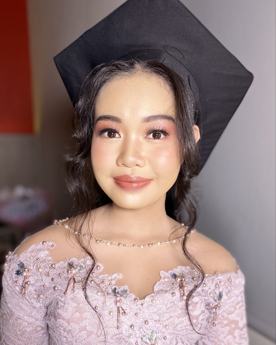 jattester's tweet image. sebuah pengingat kalo aku masih make up artist 🤭

sekalian promosi ada graduation package  collab aku sama photographer @.aphnosa (on IG) untuk wilayah surabaya sidoarjo🤩

tags. mua fg wisuda sby sda