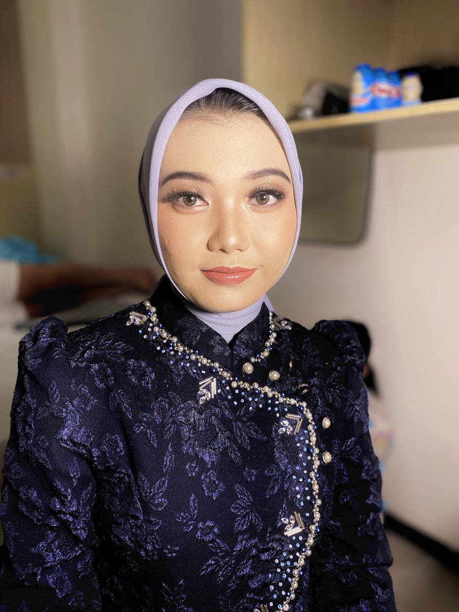 jattester's tweet image. sebuah pengingat kalo aku masih make up artist 🤭

sekalian promosi ada graduation package  collab aku sama photographer @.aphnosa (on IG) untuk wilayah surabaya sidoarjo🤩

tags. mua fg wisuda sby sda