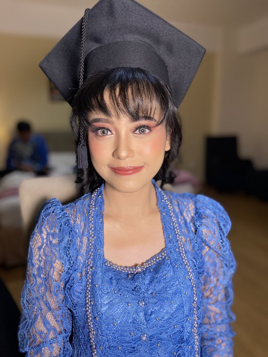 jattester's tweet image. sebuah pengingat kalo aku masih make up artist 🤭

sekalian promosi ada graduation package  collab aku sama photographer @.aphnosa (on IG) untuk wilayah surabaya sidoarjo🤩

tags. mua fg wisuda sby sda