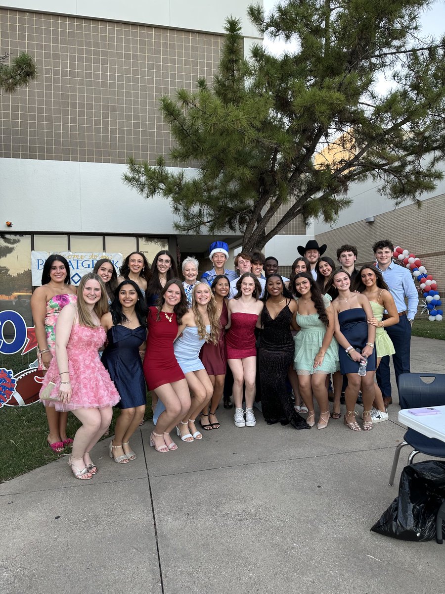 JaneRose50's tweet image. They make me proud! We’ve been planning homecoming for 6 weeks! Tonight,we celebrated! 🇬🇷❤️💙 👑 🪩