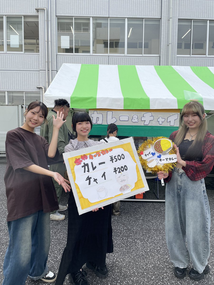 iryososei_PR's tweet photo. 模擬店担当の学生&amp;先生も頑張ってます😀

#医療創生大学
#学園祭 https://t.co/qPofyCwt8V