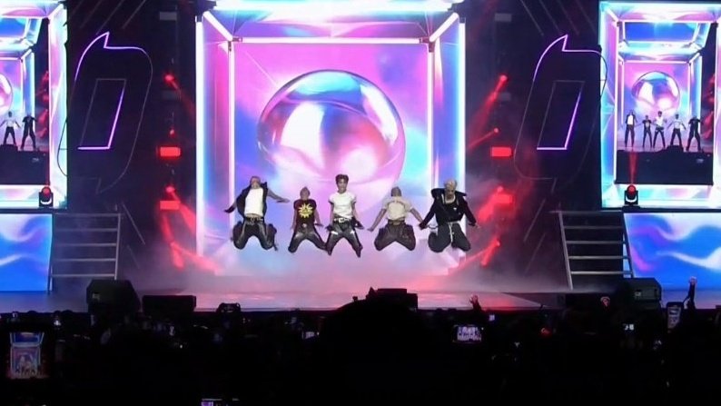 sexbombgelo's tweet photo. bgyo's signature jump still remains iconic up to this day! I can't believe after 4 years they can still recreate that constant high knowing they are all not in the same height. Crazy. These boys are truly a monster performers on stage. 🔥

#BGYOTheFirstSoloConcert https://t.co/X9l9rm8tBF