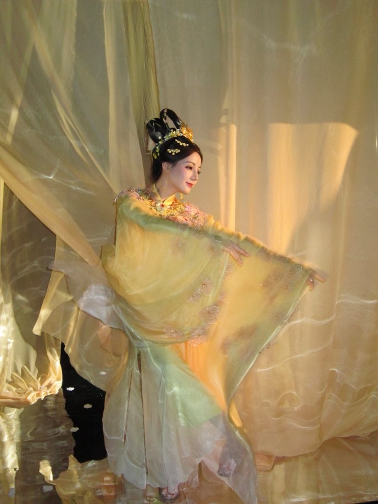 Fairy of the Moon🌕

crWeibo: 嘉行迪丽热巴工作室

#迪丽热巴 #dilraba #dilrabadilmurat #dilireba #迪麗熱巴 #ディリラバ #디리러바 #ตี๋ลี่เร่อปา