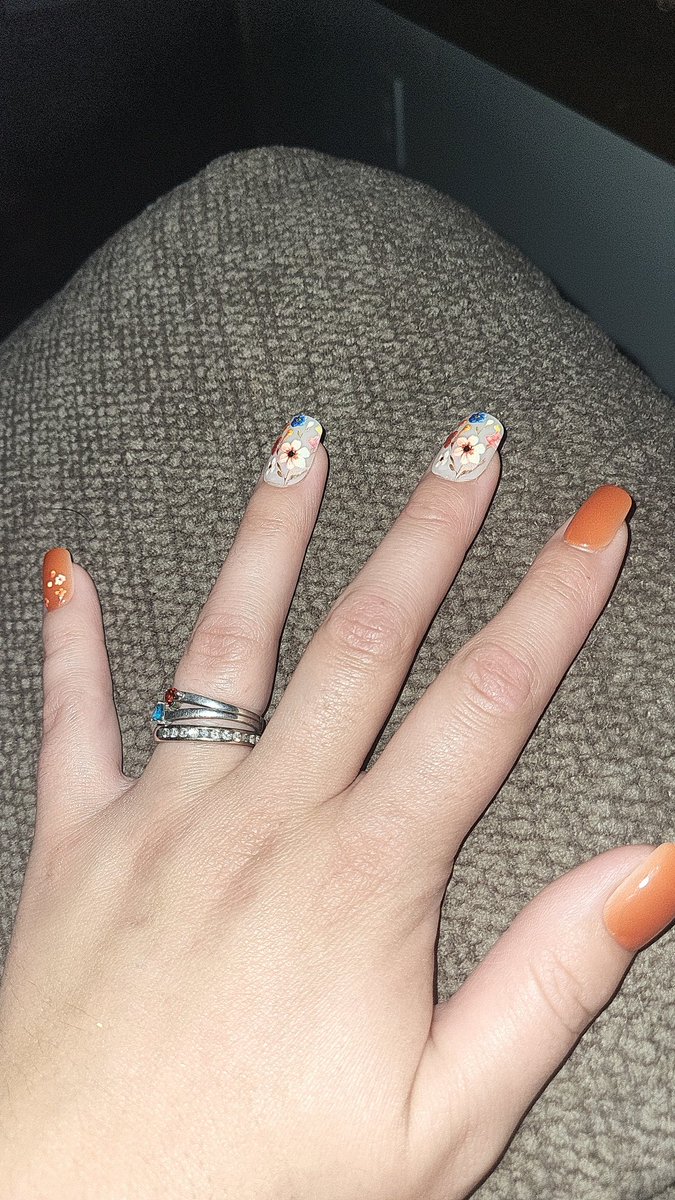 Meggs32196's tweet photo. Peep the awesome shirt my best friend made for me and the nails courtesy of Amazon 🧡❤️‍🔥  @taylornation13 #TS12 #thelifeofashowgril #bookgirl https://t.co/GPLAlyBDkw