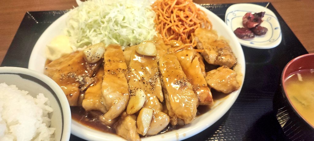 あっ なんも知らんと頼んだトンテキ定食こんな量は無理やろー