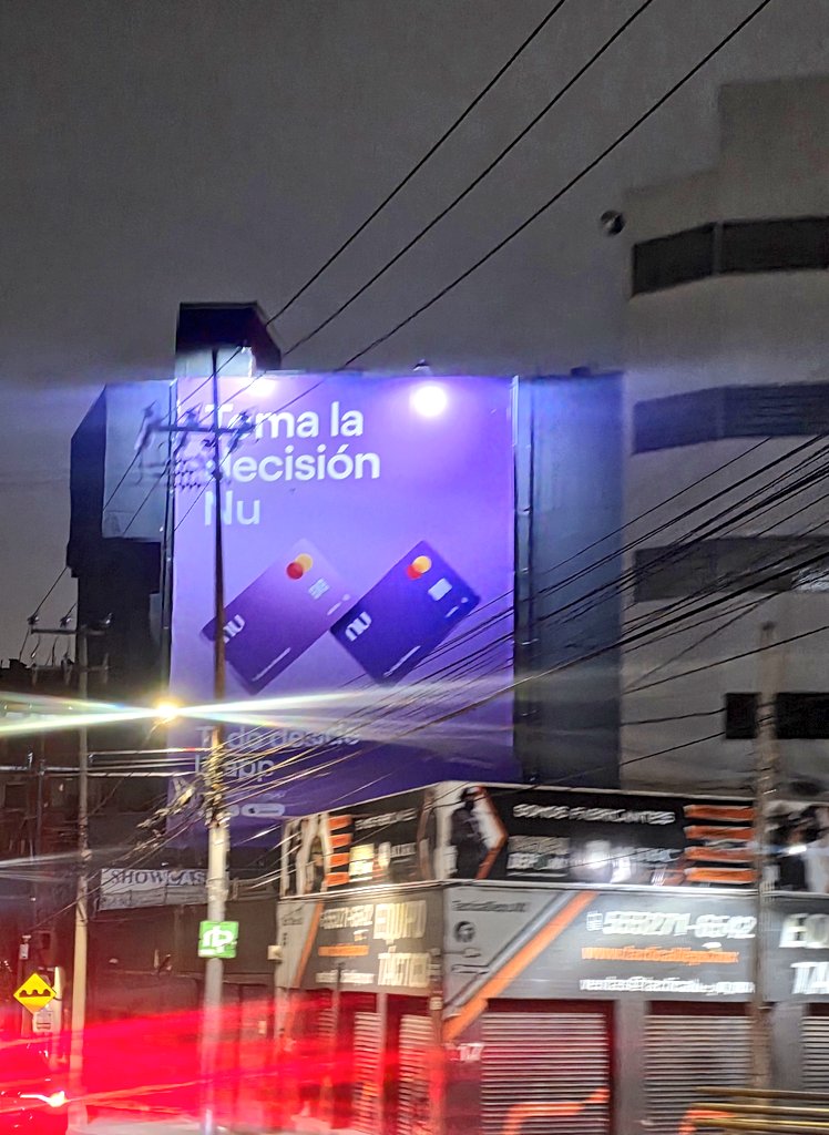 TuMexicoLimpio's tweet photo. El anuncio de #NuMéxico en este edificio es un claro ejemplo de que la publicidad ilegal no descansa. Exigimos al @inveacdmx que tome la decisión correcta y retire este formato prohibido.
#TuMéxicoLimpio #NuMexico #PublicidadIlegal #ContaminaciónLumínica #INVEA #CDMX https://t.co/ave1zG03ZK