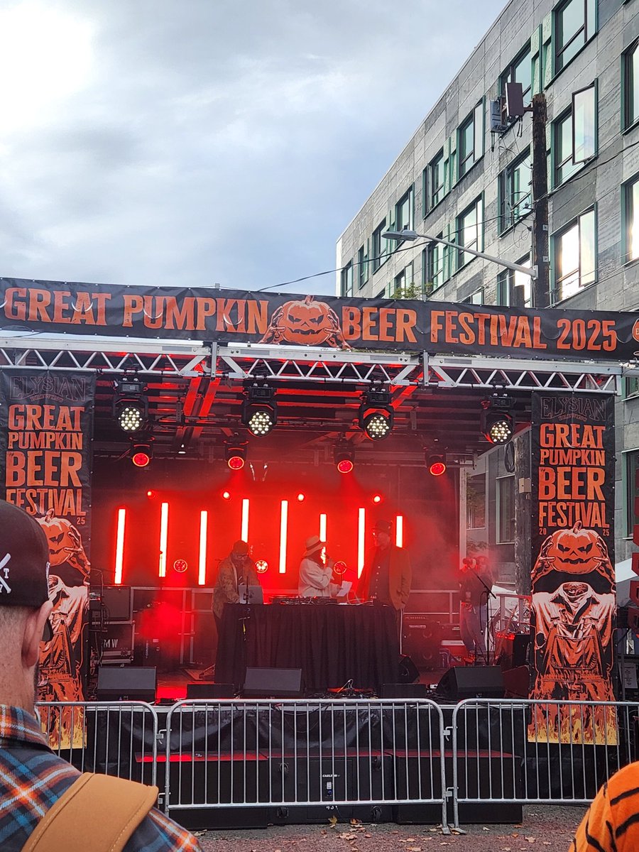 horror_szn's tweet photo. 21st annual #GreatPumpkinBeerFestival #GPBF @ElysianBrewing https://t.co/SSeXVjwQYQ