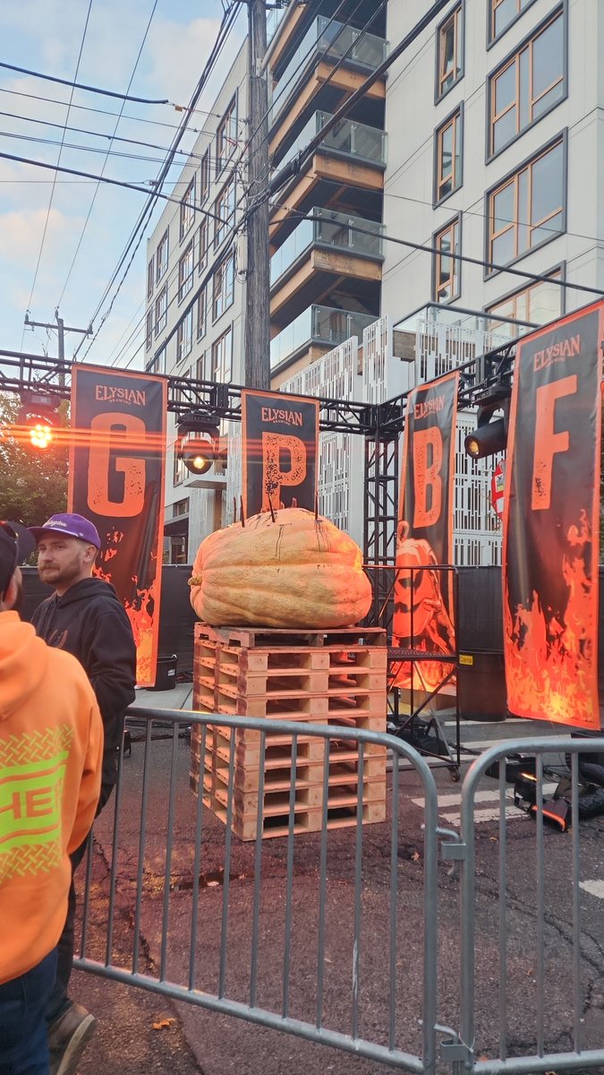 horror_szn's tweet photo. 21st annual #GreatPumpkinBeerFestival #GPBF @ElysianBrewing https://t.co/SSeXVjwQYQ