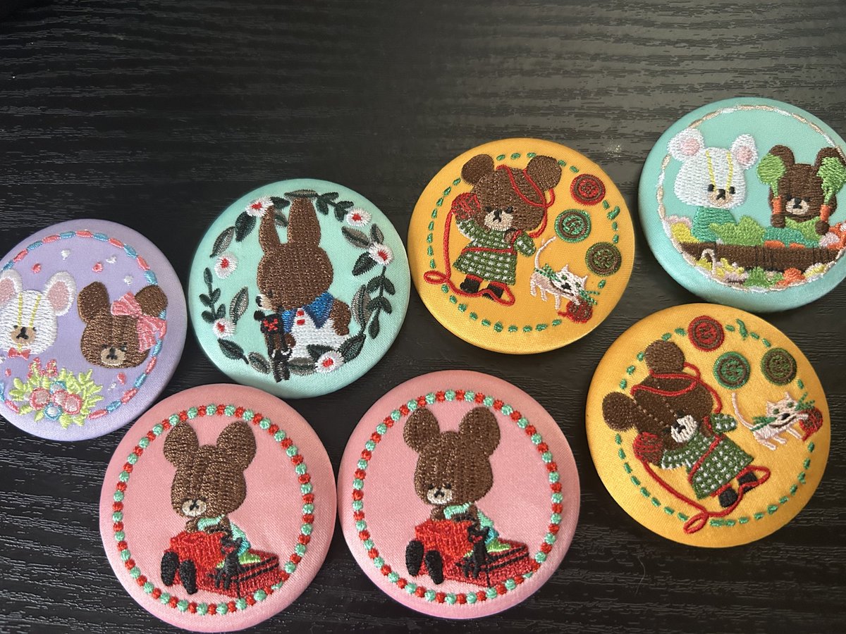 redx_04_'s tweet photo. くまのがっこう刺繍缶バッジ　交換

求⇨写真一枚目（窓辺、プレゼント、チャッキー、）

譲⇨写真二枚目（リースB、Jackie &amp;David、毛糸、かばん、野菜）

チャッキーはお声かけ中のためお時間頂きます。お気軽にお声掛けください。 https://t.co/7E007PmH8L