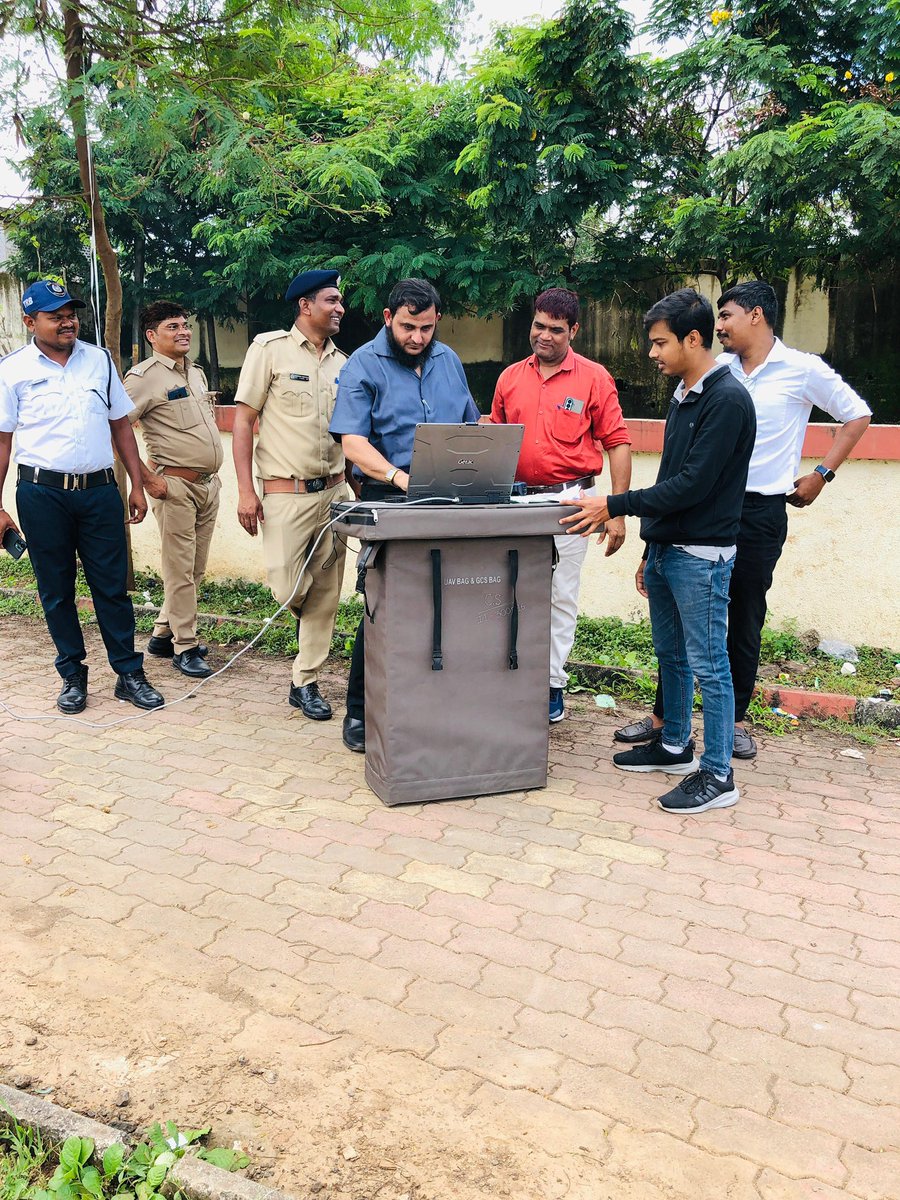 MultaniSharukh's tweet image. 🚁 Honoured to work as a drone pilot &amp;amp; co-pilot with IT experts krunal and Vishal, in collaboration with the Songadh Traffic Police, at Bus Stand, Sarvajanik High School &amp;amp; RTO Check Post.
#DronePilot #DroneTechnology #TrafficPolice #Innovation #Songadh