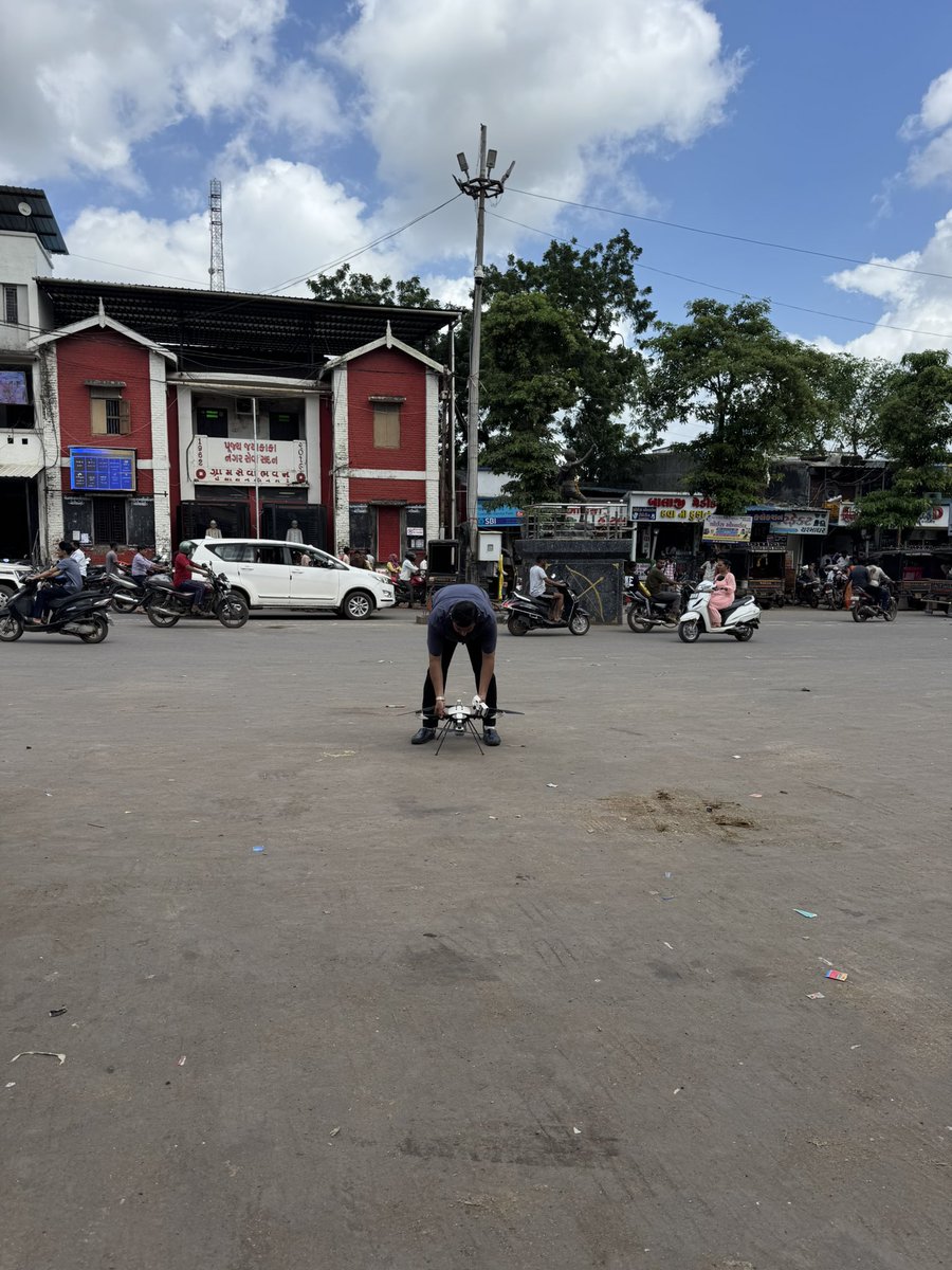 MultaniSharukh's tweet image. 🚁 Honoured to work as a drone pilot &amp;amp; co-pilot with IT experts krunal and Vishal, in collaboration with the Songadh Traffic Police, at Bus Stand, Sarvajanik High School &amp;amp; RTO Check Post.
#DronePilot #DroneTechnology #TrafficPolice #Innovation #Songadh