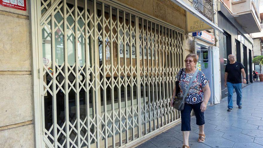 Tres comercios bajan la persiana todos los días en Alicante para no volver a subirla informacion.es/economia/2025/…