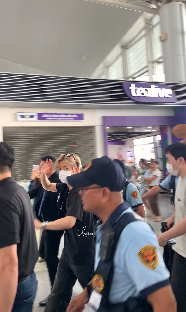 eri_vuon's tweet photo. Chào các iêm Sếp về đây✋
Bonus thêm là có bác hát Tùng Rinh Rinh
Toai thì cứ ‘Em chào Sếp”🤭
Nhất định anh lại phải quay lại gặp chúng toai đó @B_hundred_Hyun #BAEKHYUN #백�� #EXO #엑소 
#Reverie #ReverieTour #ReverieHANOI 
#reVERIewithBAEKHYUN https://t.co/75FvsWLHX0