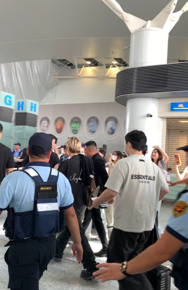 eri_vuon's tweet photo. Chào các iêm Sếp về đây✋
Bonus thêm là có bác hát Tùng Rinh Rinh
Toai thì cứ ‘Em chào Sếp”🤭
Nhất định anh lại phải quay lại gặp chúng toai đó @B_hundred_Hyun #BAEKHYUN #백�� #EXO #엑소 
#Reverie #ReverieTour #ReverieHANOI 
#reVERIewithBAEKHYUN https://t.co/75FvsWLHX0