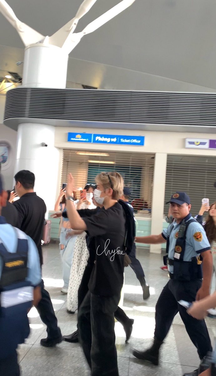 eri_vuon's tweet photo. Chào các iêm Sếp về đây✋
Bonus thêm là có bác hát Tùng Rinh Rinh
Toai thì cứ ‘Em chào Sếp”🤭
Nhất định anh lại phải quay lại gặp chúng toai đó @B_hundred_Hyun #BAEKHYUN #백�� #EXO #엑소 
#Reverie #ReverieTour #ReverieHANOI 
#reVERIewithBAEKHYUN https://t.co/75FvsWLHX0
