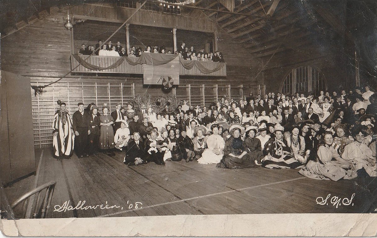 apceveryday's tweet photo. #Postcards
#Postcard
#OldPostcards
#HalloweenPostcards
#RealPhotoPostcards
#Halloween
#Halloween2025
Halloween Party at the State Normal School in #Mansfield, #Pennsylvania in 1908.
Normal Schools were teacher training colleges. https://t.co/DlxPQrDJH7