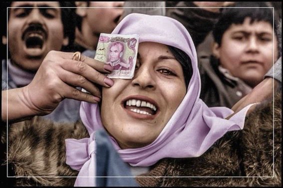 sasanrahimpour1's tweet photo. پس از گذشت چهل و هفت سال پرتلاطم، افراد و گروه‌هایی که به اسم طرفدارن  شاهزاده رضا پهلوی از طیف های سیاسی مختلف گرداگرد پادشاه قانونی ایران، #رضاشاه_دوم_پهلوی، گرد آمده‌اند، نه از سر مهربانی ناب و نه از پیوندی خالصانه، بلکه از آن رو که همه راه‌های پرپیچ‌ و خم را پیموده‌اند – حتی رویای اصلاحات در رژیم و دستیابی به قدرت – و هیچ ثمری نچیده‌اند، اکنون به سوی شاهنشاه قانونی ایران روی آورده‌اند.این همگرایی، خود گواهی است بر حقانیت و پیروزی آنانی که «رادیکال‌های سلطنت‌طلب» خوانده می‌شوند؛ آن استخوان‌ داران استوار که از آغاز تا امروز، سرسخت‌ترین مخالفان جمهوری اسلامی بوده‌اند.اگر همین رادیکال‌ها – که بسیاری، حتی آنان که به ظاهر تازه به پادشاهی گرایش یافته‌اند، در پی حذفشان برمی‌آیند – پیرو و نگهبان پرچم مبارزه‌ی شاهنشاه رضا شاه دوم نمی‌بودند، شاید هیچ جنبشی علیه رژیم آخوندی برنمی‌خاست.از نخستین روزهای نکبت‌بار حکومت ملایان، نخستین اعدام‌ها و ترورها دامنگیر سلطنت‌طلبان شد؛ در آن هنگام که بیشتر مخالفان امروزی، به امید سهیم‌شدن در قدرت، یار و یاور آخوندها بودند.ایستادگی و پایداری سلطنت‌طلبان در این پیکار، همراه با آلترناتیوی روشن و استوار، ریشه‌ی پیروزی‌های امروز است.و اکنون، با همه ناملایمات و سختی‌های موجود، این گروه همچنان استوارتر از پیش ایستاده‌اند، تا #بازگشت_پادشاهی_پهلوی، تاج‌گذاری شاهنشاه رضا شاه دوم، و آرام‌گرفتن پیکر خسته‌ی #شاهنشاه_آریامهر_قدرت_ماندگار در خاک مقدس ایران، به مبارزه‌ی خویش ادامه دهند.
#پاينده_ایران_جاویدشاه 
#نبردباتاریکی 
#ایران_را_پس_میگیریم 
#KingRezaPahlavi