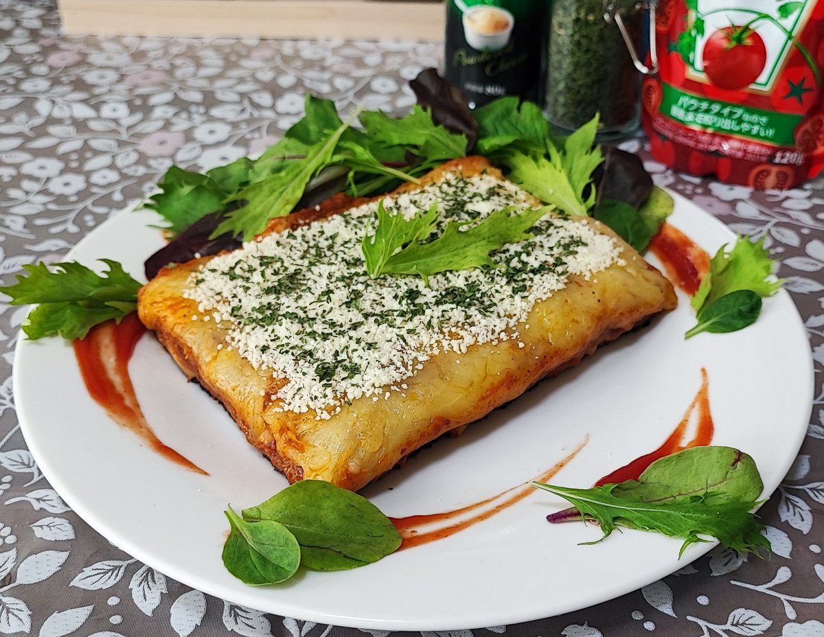 #フライパンラザニア
フライパンdeラザニア第2弾✌️

シートパスタ代用品(今回は春巻きの皮)にしっかり水分を吸わせる為に焼く前に冷蔵庫で一晩寝かせる

しかも前回は2層構造だったのに対し5層構造にバージョンアップ‼️

更に卵焼き用フライパンで長方形型に進化

前よりはボリューム出た感じ︎︎👍