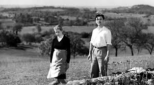 merlinpapin3's tweet photo. .@FredOL69007 .@tbarnaud Voici mon TOP12 des films du Réalisateur #JacquesBecker
8 – Goupi Mains Rouges de Jacques Becker (1943) avec Robert le Vigan Blanchette Brunoy Georges Rollin Maurice Schutz Germaine Kerjean Fernand Ledoux
Les Goupi sont une famille charentaise de paysans rusés autant que bornés. Goupi Mes sous fait revenir de Paris son fils qu'il n'a pas vu depuis vingt ans et qu'il croit grand directeur commercial. Il a le projet de le marier à sa jolie cousine, Goupi Muguet. Mais, le soir de son arrivée, Goupi l'Empereur, 106 ans, a une attaque qui le fait croire mort.