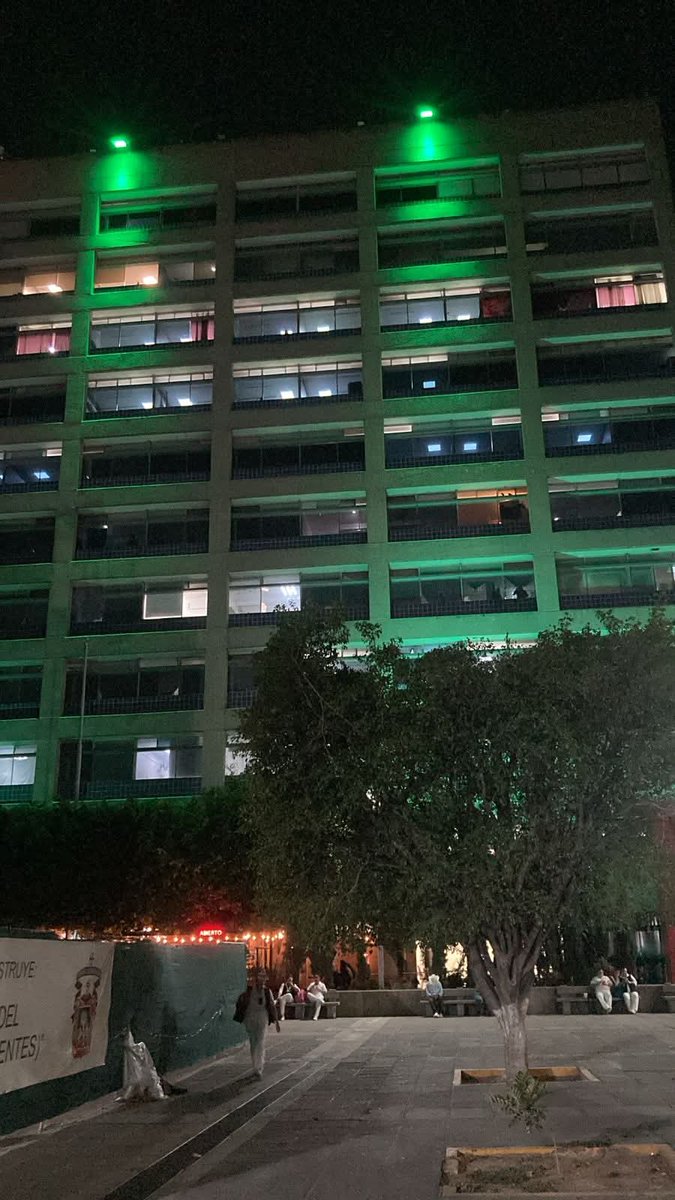 ELOCCIDENTAL's tweet photo. La noche de este 03 Oct., en homenaje a donantes y gratitud a sus familias, los #HospitalesCivilesGDL se iluminaron de verde, símbolo de esperanza y fomento a la cultura de donación en la sociedad.

📷 Cortesía / Hospital Civil de Guadalajara https://t.co/gjJBrkOmI9