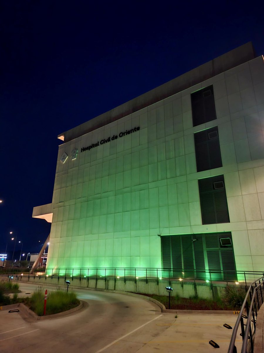 ELOCCIDENTAL's tweet photo. La noche de este 03 Oct., en homenaje a donantes y gratitud a sus familias, los #HospitalesCivilesGDL se iluminaron de verde, símbolo de esperanza y fomento a la cultura de donación en la sociedad.

📷 Cortesía / Hospital Civil de Guadalajara https://t.co/gjJBrkOmI9