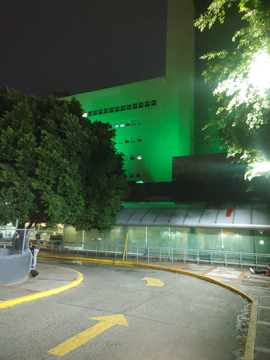 ELOCCIDENTAL's tweet photo. La noche de este 03 Oct., en homenaje a donantes y gratitud a sus familias, los #HospitalesCivilesGDL se iluminaron de verde, símbolo de esperanza y fomento a la cultura de donación en la sociedad.

📷 Cortesía / Hospital Civil de Guadalajara https://t.co/gjJBrkOmI9