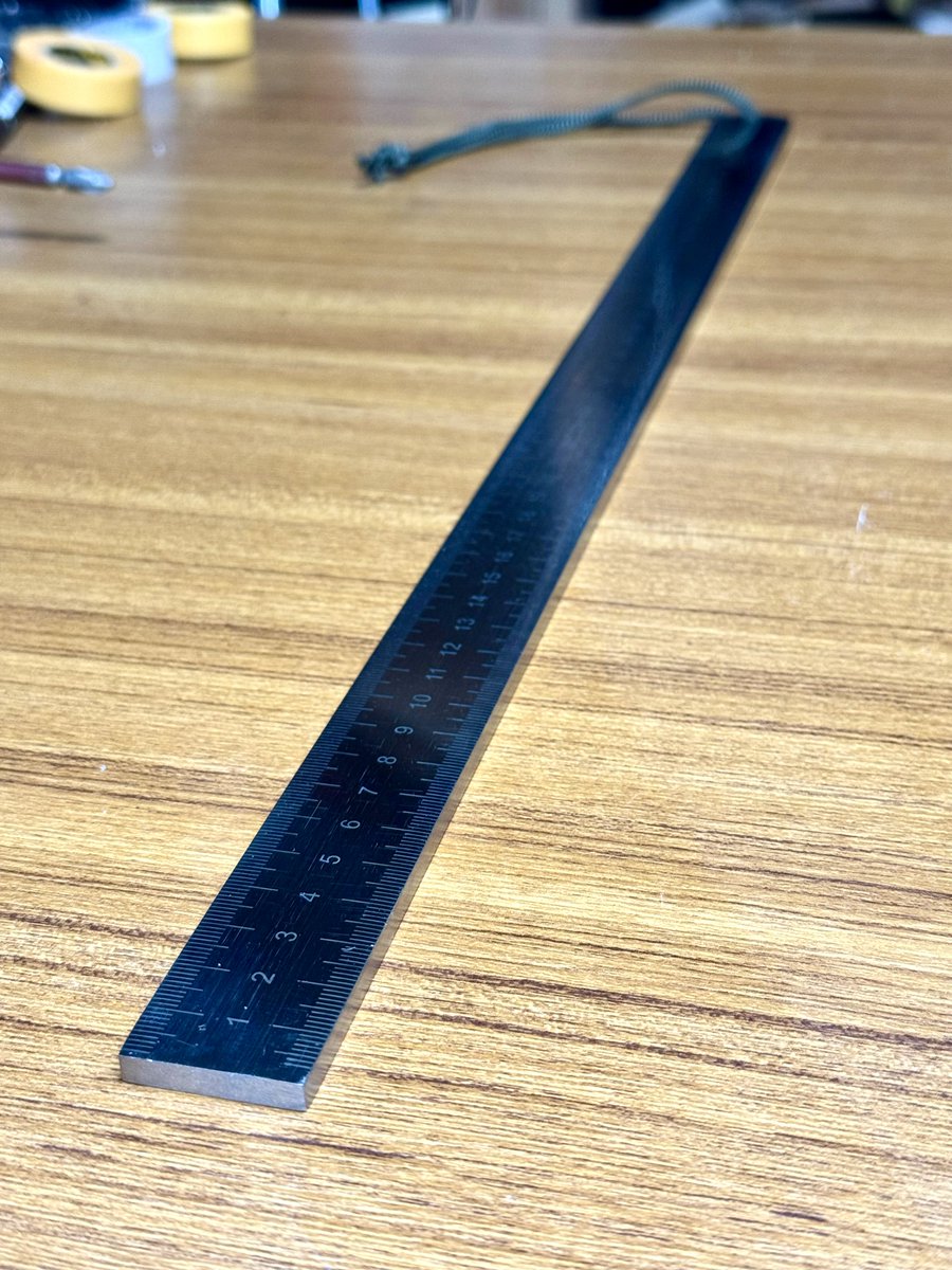 厚み5mmのつよつよ50cm定規が届いた。重さ560gでもはや凶器w