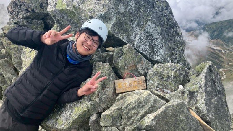 igoplayer0913's tweet image. 対局10分前。
佐田篤史七段がPCでAndriiの棋譜を超高速で並べ始めました。
1局15秒ペースで「はいはい、こういう感じね」とつぶやき確認。

「数年前か…このままなら大丈夫だけど、今はどうだろう」と言い残し対局室へ。

トッププロの凄さを感じた瞬間でした。

#日欧戦 #囲碁 #アキラの碁