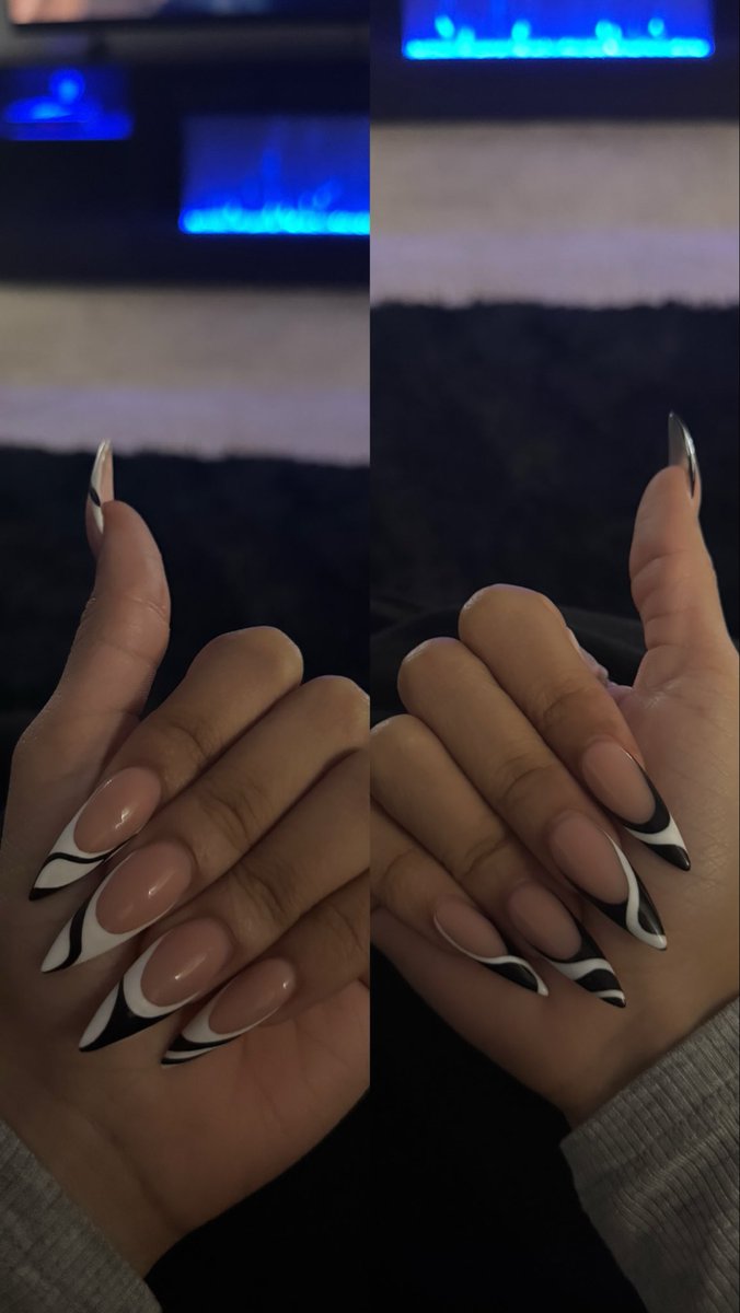 leatheleo5's tweet photo. white toes and stilettos https://t.co/fO5QrCmsPh