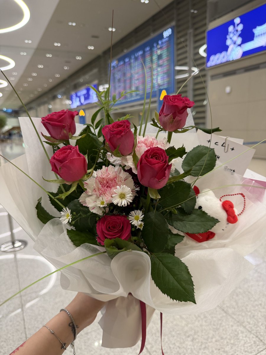 __yeji21's tweet image. 언니가 웃으면서 인사해주는거 조아
나한텐 언니가 주인공이야
이채린 조아 조아 조아 🖤🍒

251005 인천공항 @chaelinCL @clruuuuuuuu #CL #2NE1