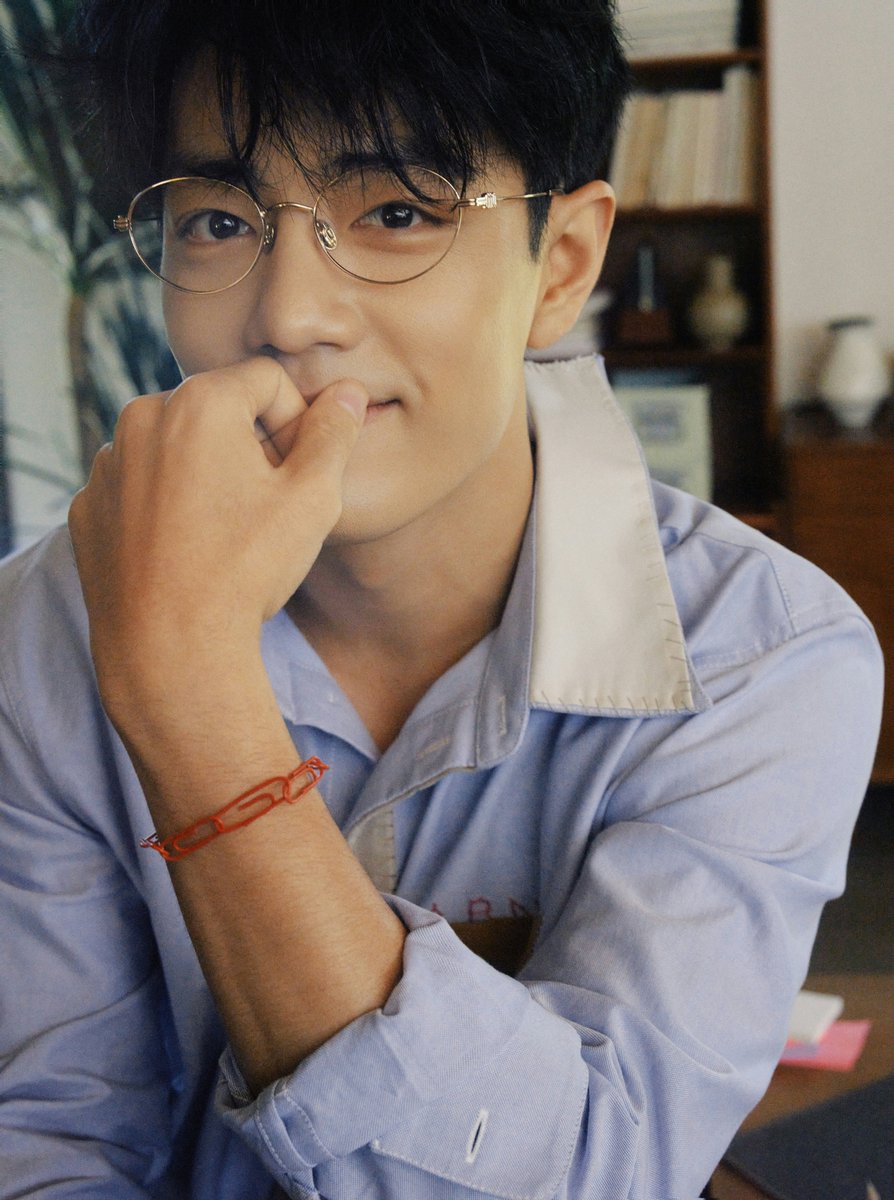 ttea555's tweet photo. 251005 #샤오잔 공작실 생일기념 사진(1/5) https://t.co/moFxpfDSAf