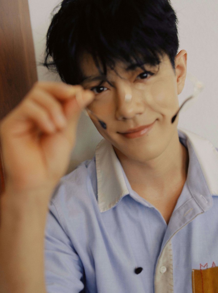 ttea555's tweet photo. 251005 #샤오잔 공작실 생일기념 사진(1/5) https://t.co/moFxpfDSAf