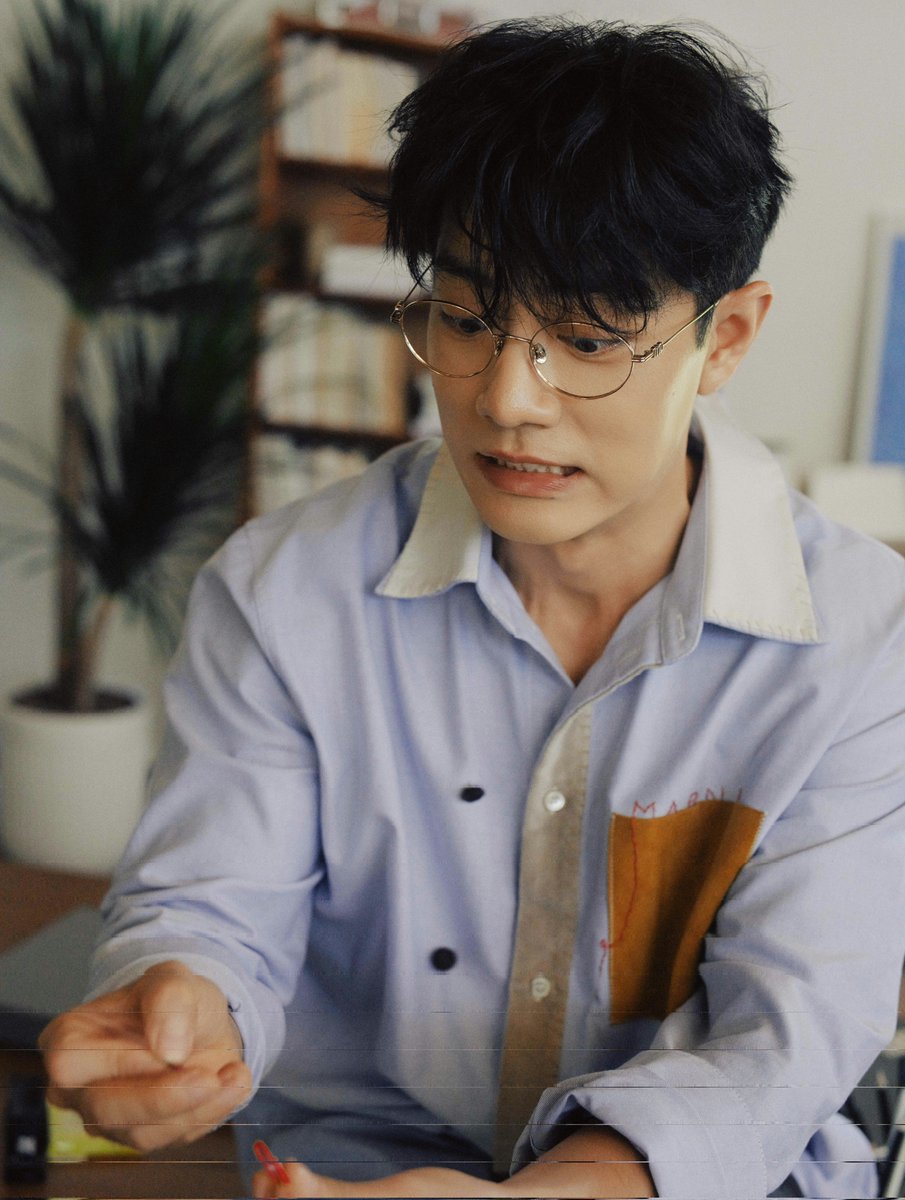 ttea555's tweet photo. 251005 #샤오잔 공작실 생일기념 사진(1/5) https://t.co/moFxpfDSAf