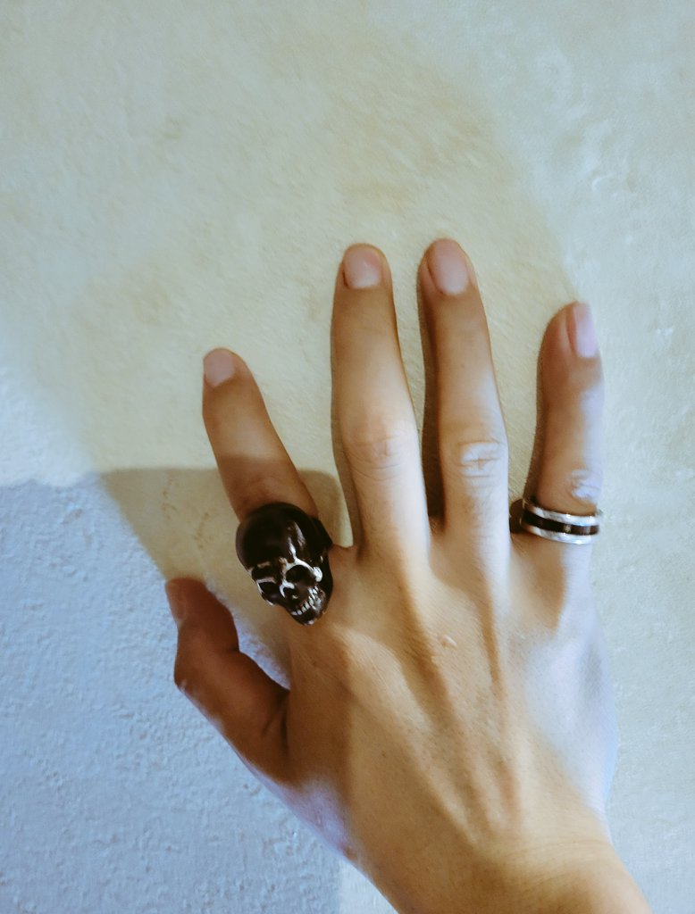 思いっきりぶつけて💥💀の指輪💍のおでこ剥げた……🤔