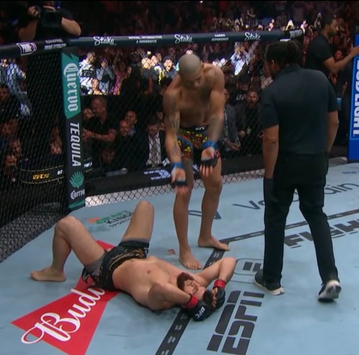 XaviDaHomie's tweet image. “I won’t go back to the tire shop.” 

- Alex Poatan Pereira

#UFC320