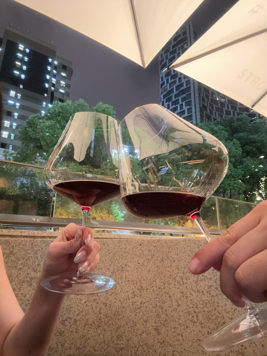 晚上徐徐的涼風、一群好朋友在上海碰面，坐在朋友開的米其林推薦必吃榜 - Bistro Strong 餐酒館戶外座位，開心的喝著紅酒、特調雞尾酒、開心慶祝假期😌

#祝大家中秋佳節愉快🥰🥰