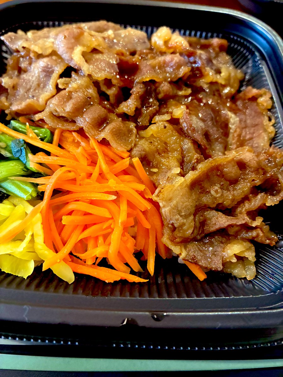 dyukio2's tweet image. お昼はロピアの焼き肉丼🍖
お肉が主役、野菜はちょい添え😂
バランス…まぁ気持ちの問題ってことで💪

#ロピア #焼肉丼 #ランチ #昼ごはん #肉ランチ #気持ちでバランス #yukki80ごはん