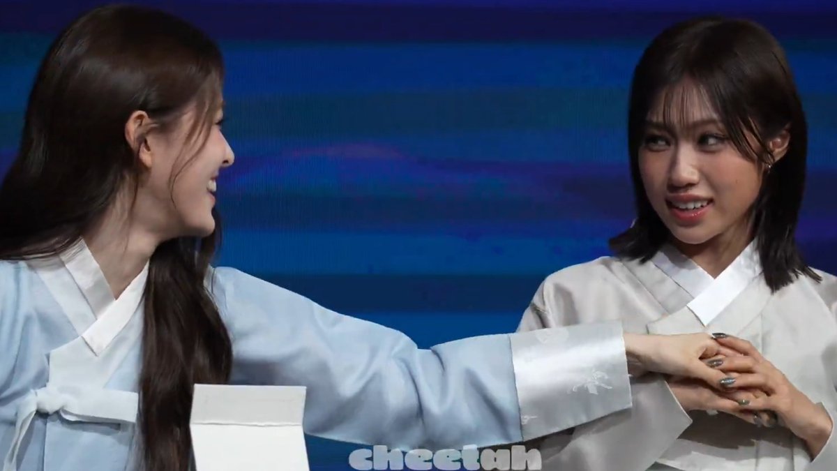 smileyjeebang's tweet photo. the way jungeun glaring at jeemin after biting her fingers 😭 (the playful big sis and the easily annoyed younger sibling) https://t.co/S2tkyi1tgl