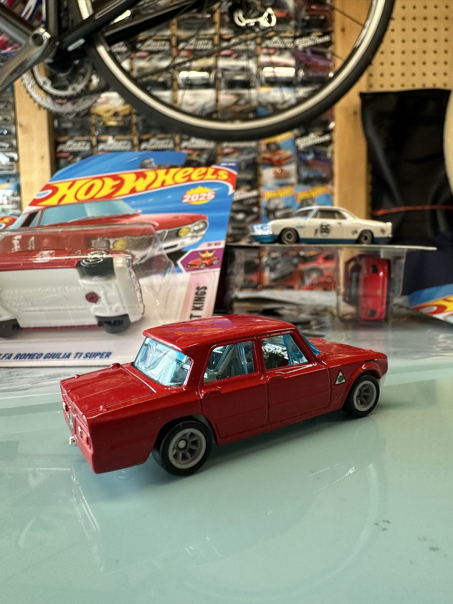 hi73_32's tweet photo. ひさびさ
ホイル交換、タンポ消し
ゴールドに塗ろうか迷います
#hotwheels https://t.co/zWvfn22UM9