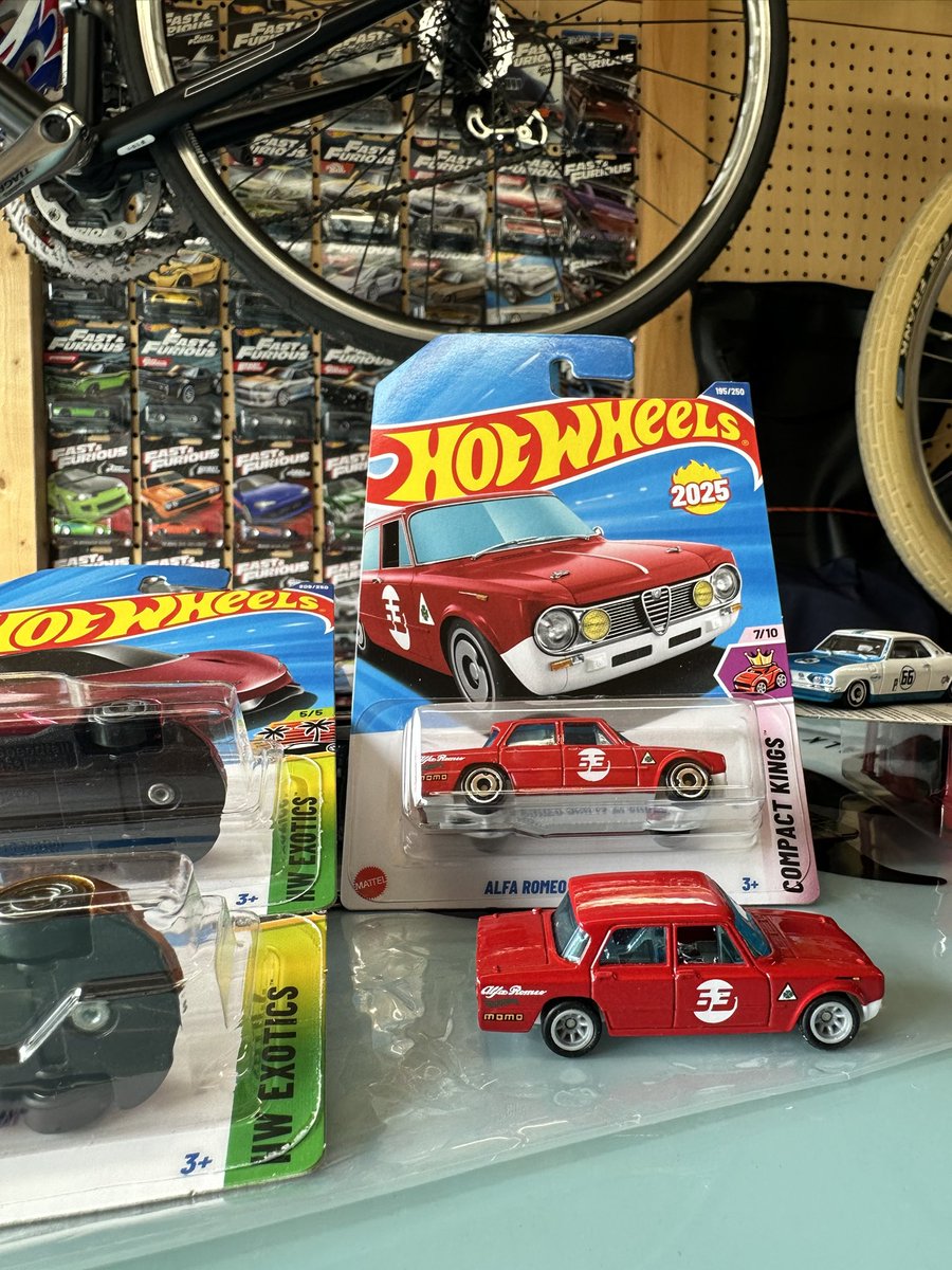 hi73_32's tweet photo. ひさびさ
ホイル交換、タンポ消し
ゴールドに塗ろうか迷います
#hotwheels https://t.co/zWvfn22UM9