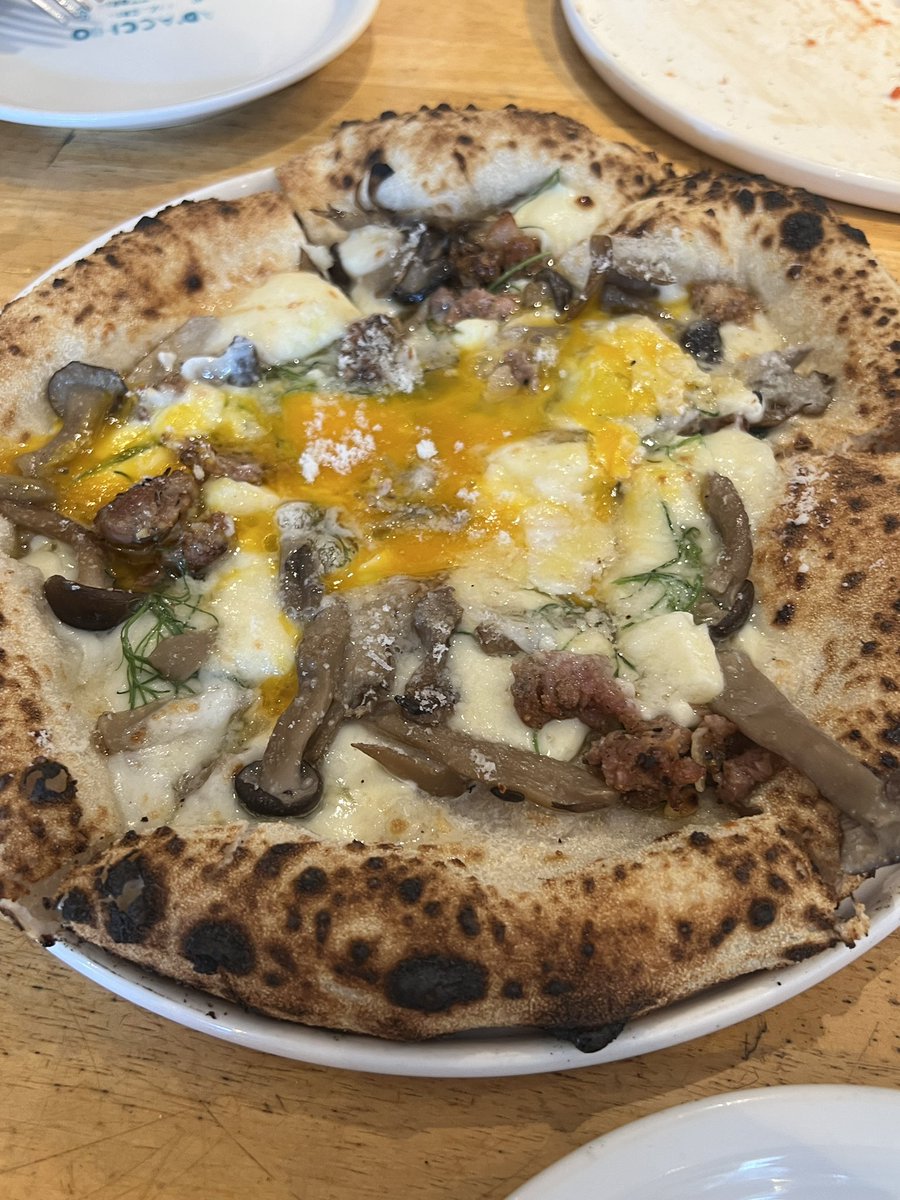 まーた美味しいお店を見つけてしまったなぁ😋

今日は妻が月1女子会の日😌
一人暮らし中の長女が帰って来ていたので、
姫2人とピッツァを食べにきました😆

まあまあ近くに、
メッチャ美味しいピッツァ🍕のお店見つけて…幸せ🥹
雰囲気も抜群🤔
今度、テニス🎾仲間とも来ようかな🤔