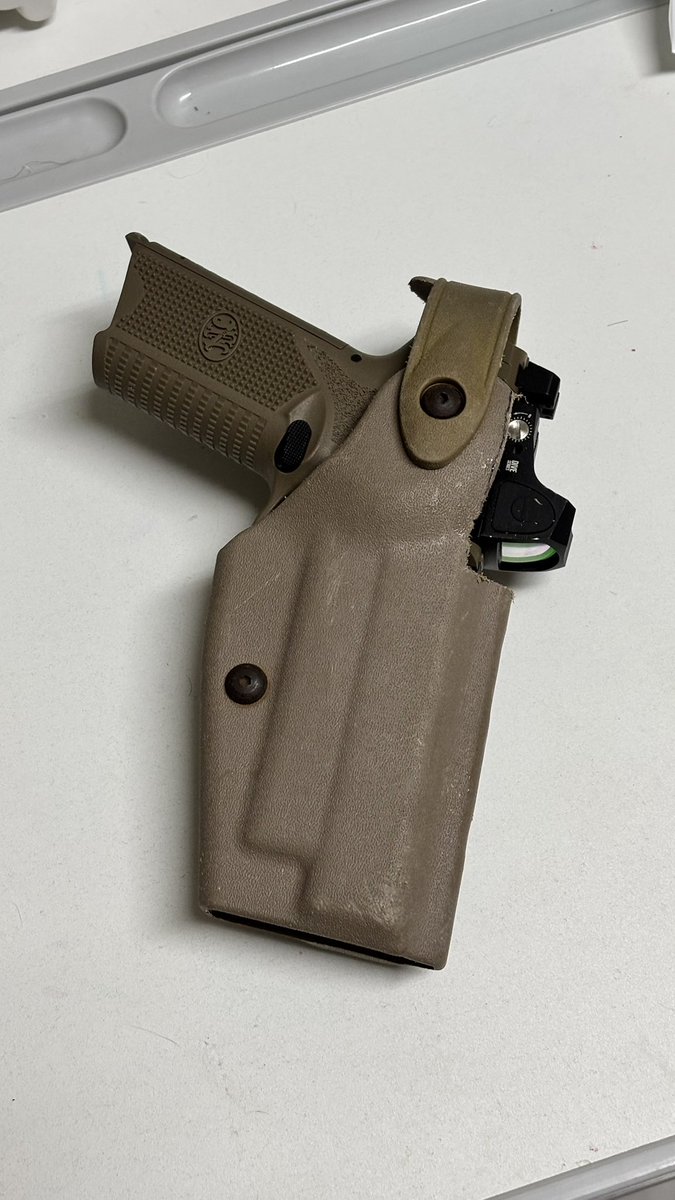 DustwindW's tweet photo. Didn’t expect this ancient replica P226 holster…
The FN509 actually fits perfectly in it when it’s not equipped with a red dot.
I’ve already cut out the space for the optic.

沒想到這個上古山寨P226用槍套⋯⋯ FN509在不裝紅點的狀態下完全可以放進去。

只好切出紅點的空間了 https://t.co/t52lUCmytF