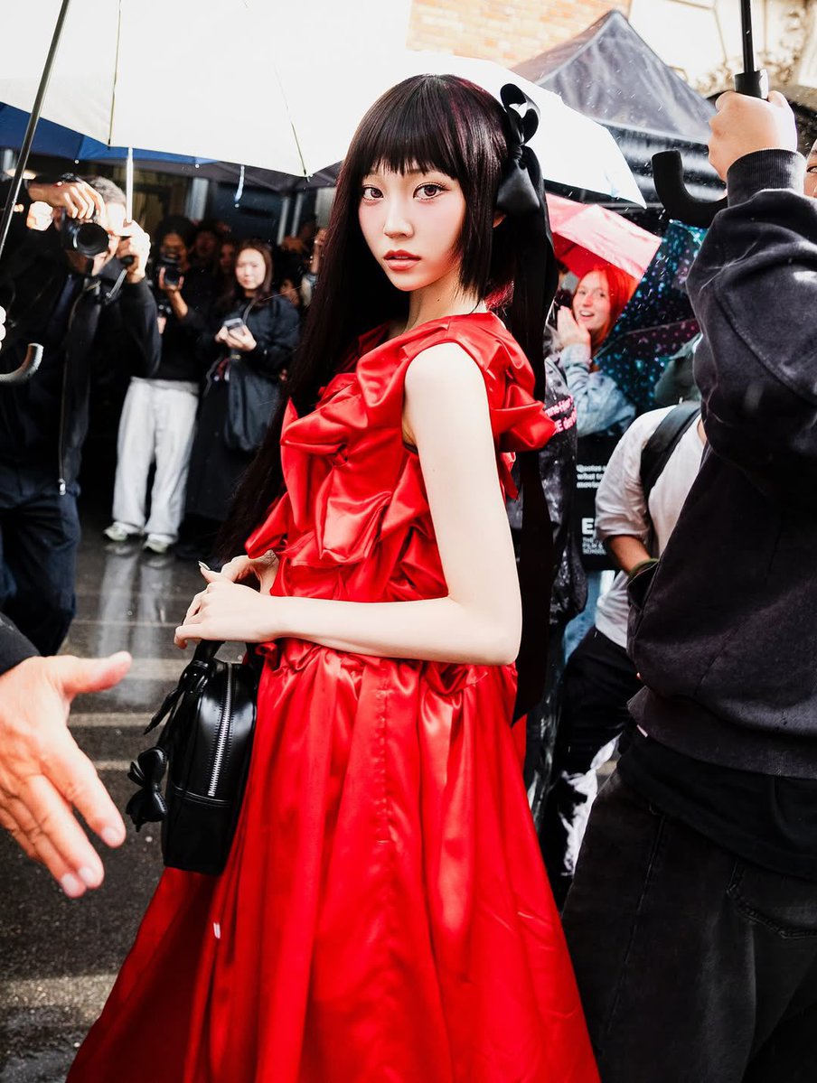 CAUSE WOAH SHE LOOKS LIKE AN ANIME CHARACTER