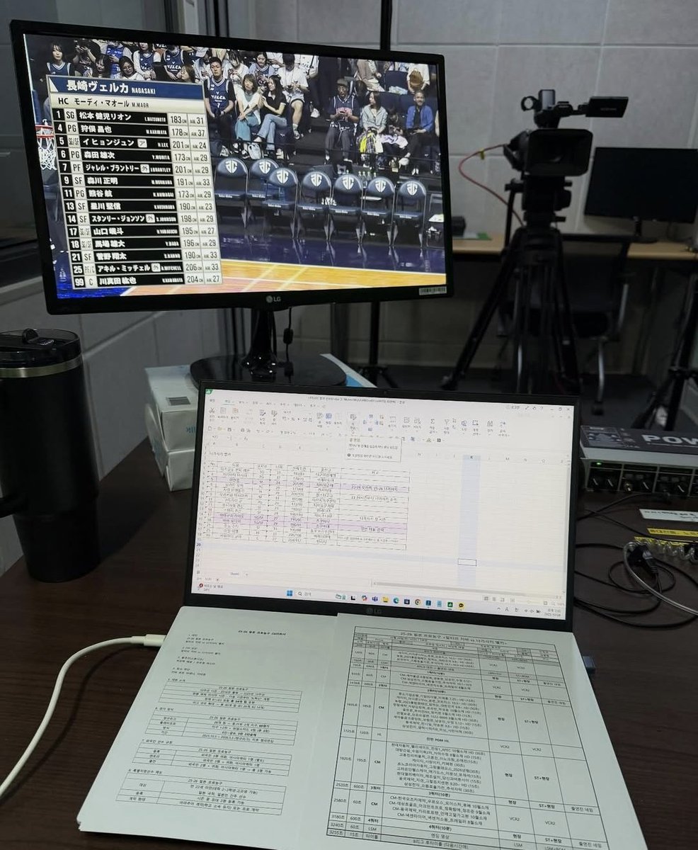 y_takefield's tweet photo. 今シーズンから韓国では「SPOTV NOW」でBリーグ中継が始まっている。これまでもNaverなどで数試合は中継していたが、今季はイヒョンジュン選手所属の長崎のゲームは韓国語の実況＆解説つきで全試合配信予定だという。

長崎戦の解説をするのはバスケ専門媒体「ROOKIE」（https://t.co/nrunEU5IrA）の編集長パクサンヒョク記者。日本に留学経験があり、日本語が話せるため適任ですね。開幕戦に備えて長崎とA千葉のことを猛勉強して臨んだそうです（こちらの資料作成に協力しました）。

昨日の開幕戦を終え「韓国ファンの反応が良かったです」と連絡が来ました。

思えば、イヒョンジュン＆ヤンジェミン選手は高校の時から海外進出しているため、国内ファンは試合が見たいですよね。加えて今夏に代表チームが奮闘したため（韓国で行われた強化試合とアジアカップ）イヒョンジュン選手への関心がこれまで以上に高まっているとか。

解説をするサンヒョク記者の悩みとしては「長崎に現地取材に行きたかったけど、試合当日は韓国のスタジオにいるので逆に行けないこと」（確かに！）だけど、「ありがたい機会だからBリーグを勉強します」とのことです。本日、2戦目の解説も頑張ってください！
（画像提供：SPOTV NOW）