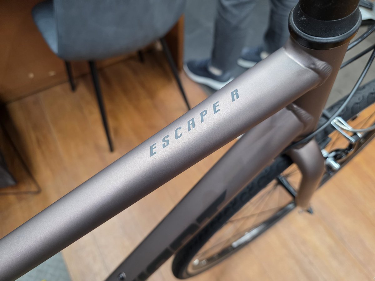 3196kintarou's tweet photo. ご注文頂きました
2026年モデル ESCAPE R3 真っトモカブラウン 465mm(S)
が入荷し組み上がりました。
お待たせ致しました。
ありがとうございました。
#GIANT
#ジャイアント
#ESCAPER3
#クロスバイク
#大阪
#堺
#サイクルショップ金太郎 https://t.co/6XaCWIBLlA