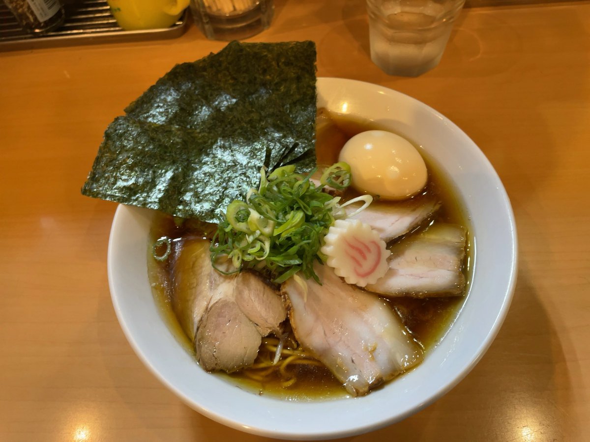 本八幡 魂麺で特製 魂の中華そばを頂く。メニューリニューアル後初めて実食。麺はストレート細麺になり個人的には好きなタイプ。初日の既存麺との掛け合わせ時に比べるとかなりまとまってきたように感じる。 #魂麺 #本八幡