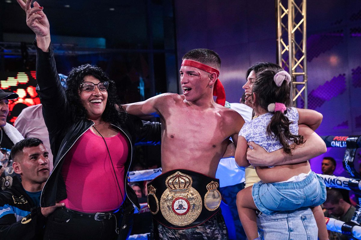 🥊En una gran actuación, Maximiliano El Bardo Verón conquistó el título Fedelatin ligero AMB por puntos ante Enzo Delgado🥊
⚡️Tras diez asaltos, Verón derrotó a Delgado por decisión unánime. 
🗒Tarjetas: Maciel, 97-93; Villegas y D´Aiello, 98-92