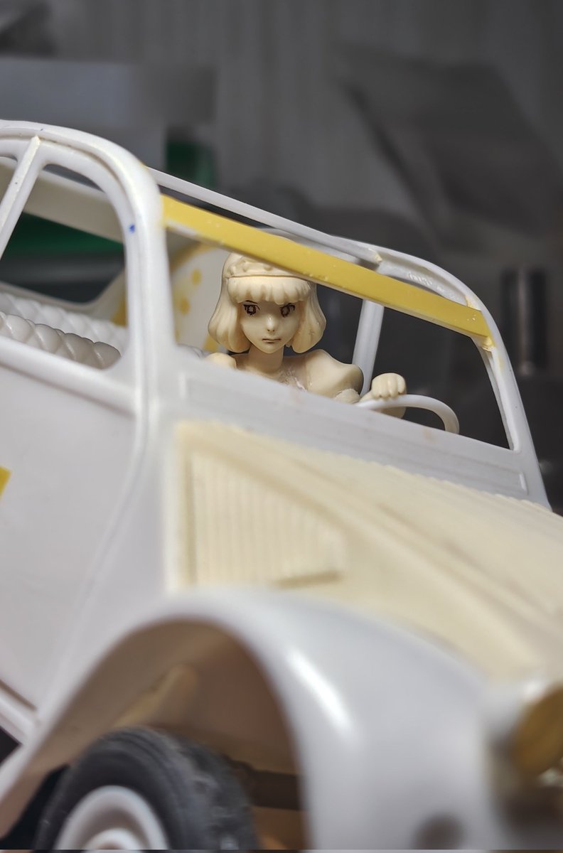 普段はフィギュアばかりですが、流石にこれは車もセットで活きる作品なので車も進めてます。慣れていないので苦労してますが...😵