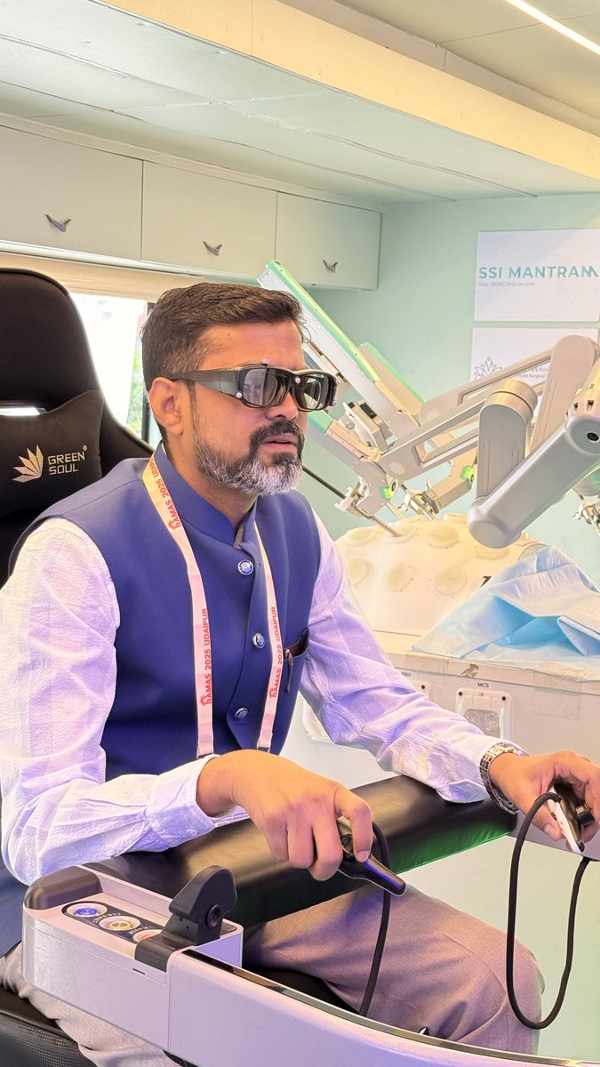 Lap_surgeon's tweet image. SSI Mantra!
India&apos;s first indigenous surgical robotic system.👏

A great innovation by an Indian cardiac surgeon Dr. Sudhir Stivastava sir.
#RoboticSurgery